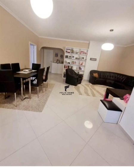 Tirane, jepet me qera apartament 3+1+Ballkon Kati 3, 120 m² 1.000 € (RRUGA E KAVAJES)