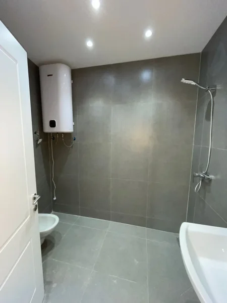 Tirane, jepet me qera ambjent biznesi Kati 9, 124 m² 1.200 € (Liqeni Artificial)