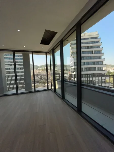 Tirane, jepet me qera ambjent biznesi Kati 9, 124 m² 1.200 € (Liqeni Artificial)