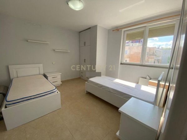 Tirane, jepet me qera apartament 2+1 Kati 8, 100 m² 700 € (LION PARK)