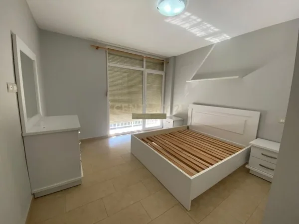 Tirane, jepet me qera apartament 2+1 Kati 8, 100 m² 700 € (LION PARK)