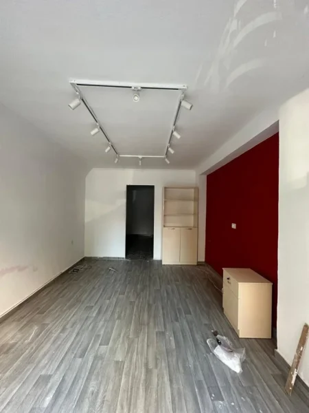 Tirane, jepet me qera dyqan Kati 0, 30 m² 350 € (Sheshi Willson)