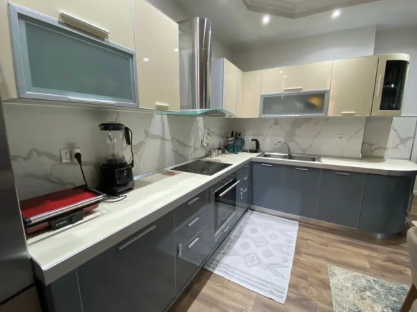 Tirane, jepet me qera apartament 2+1+Ballkon Kati 4, 110 m² 670 € (Komuna e Parisit)
