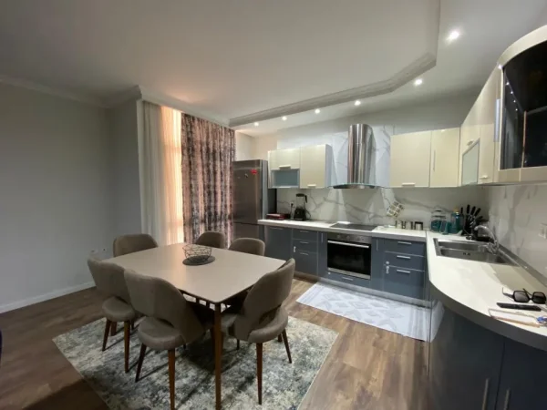 Tirane, jepet me qera apartament 2+1+Ballkon Kati 4, 110 m² 670 € (Komuna e Parisit)