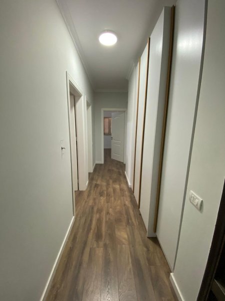 Tirane, jepet me qera apartament 2+1+Ballkon Kati 4, 110 m² 670 € (Komuna e Parisit)