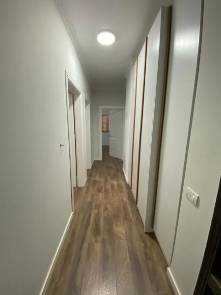 Tirane, jepet me qera apartament 2+1+Ballkon Kati 4, 110 m² 670 € (Komuna e Parisit)