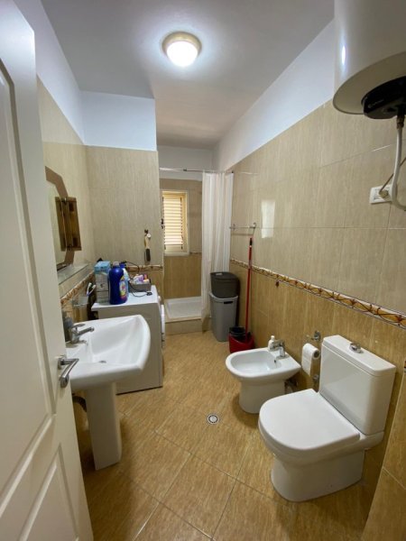 Tirane, jepet me qera apartament 2+1+Ballkon Kati 4, 110 m² 670 € (Komuna e Parisit)