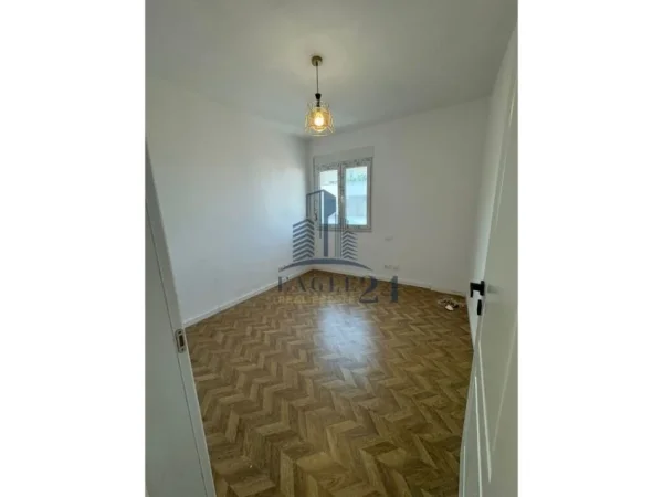 Tirane, shes apartament 2+1+Ballkon Kati 4, 99 m² 180.000 € (kopshti botanik, kodra e diellit)