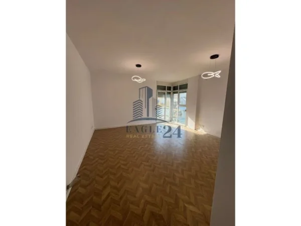 Tirane, shes apartament 2+1+Ballkon Kati 4, 99 m² 180.000 € (kopshti botanik, kodra e diellit)