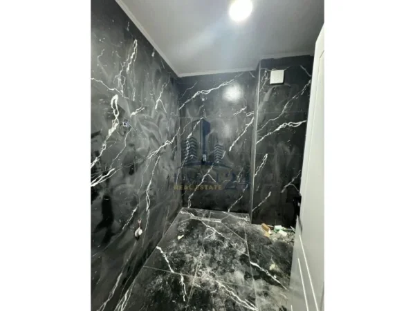 Tirane, shes apartament 2+1+Ballkon Kati 4, 99 m² 180.000 € (kopshti botanik, kodra e diellit)