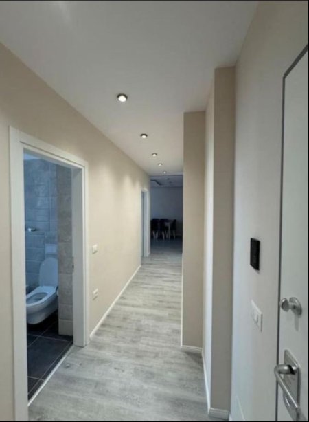 Tirane, jepet me qera apartament 2+1 Kati 1, 100 m² 700 € (Porcelan)