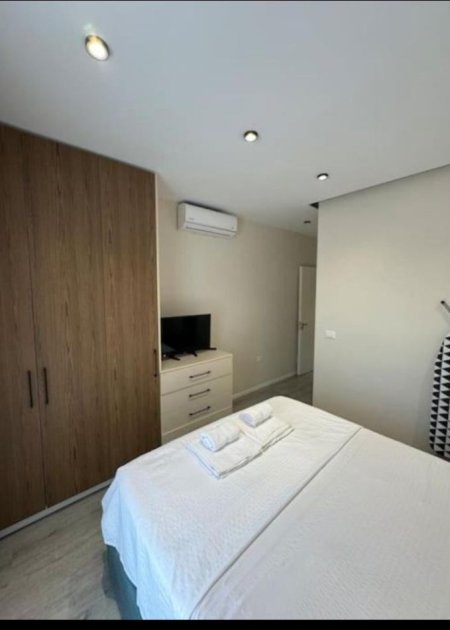 Tirane, jepet me qera apartament 2+1 Kati 1, 100 m² 700 € (Porcelan)