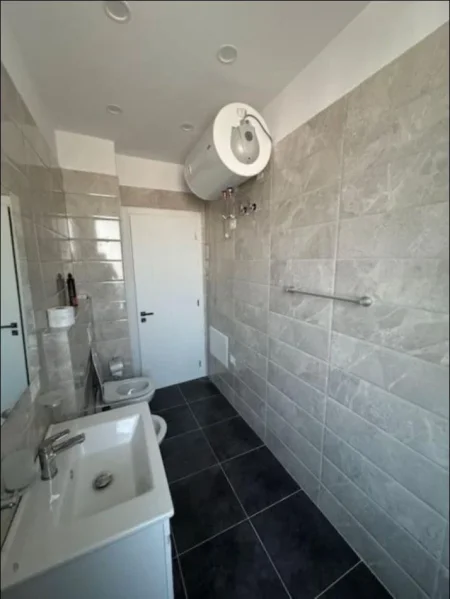 Tirane, jepet me qera apartament 2+1 Kati 1, 100 m² 700 € (Porcelan)