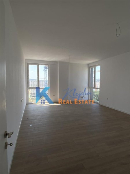 Tirane, jepet me qera apartament 2+1 Kati 9, 140 m² 1.000 € (Ish Fusha e Aviacionit, te Clover Residence)