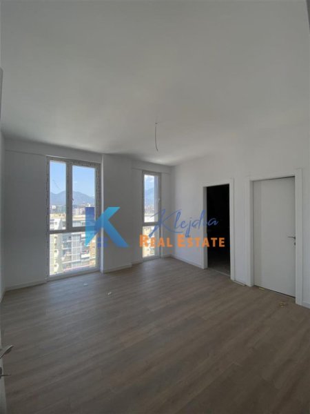 Tirane, jepet me qera apartament 2+1 Kati 9, 140 m² 1.000 € (Ish Fusha e Aviacionit, te Clover Residence)