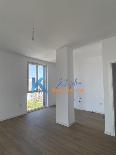 Tirane, jepet me qera apartament 2+1 Kati 9, 140 m² 1.000 € (Ish Fusha e Aviacionit, te Clover Residence)