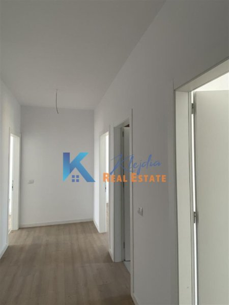 Tirane, jepet me qera apartament 2+1 Kati 9, 140 m² 1.000 € (Ish Fusha e Aviacionit, te Clover Residence)