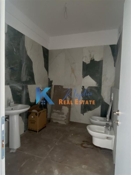 Tirane, jepet me qera apartament 2+1 Kati 9, 140 m² 1.000 € (Ish Fusha e Aviacionit, te Clover Residence)