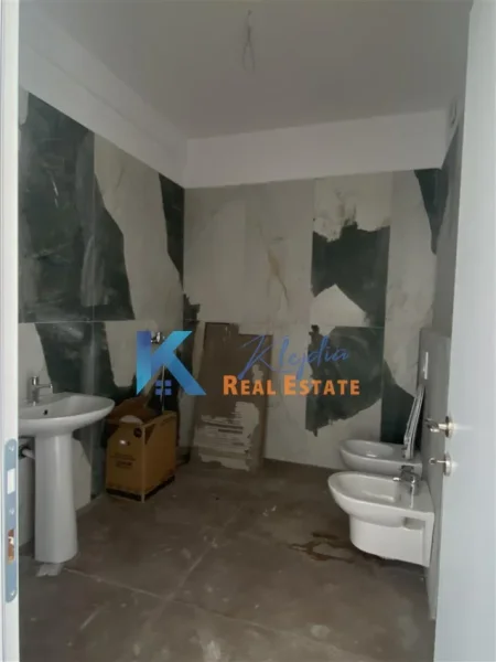 Tirane, jepet me qera apartament 2+1 Kati 9, 140 m² 1.000 € (Ish Fusha e Aviacionit, te Clover Residence)