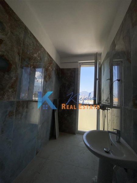 Tirane, jepet me qera apartament 2+1 Kati 9, 140 m² 1.000 € (Ish Fusha e Aviacionit, te Clover Residence)