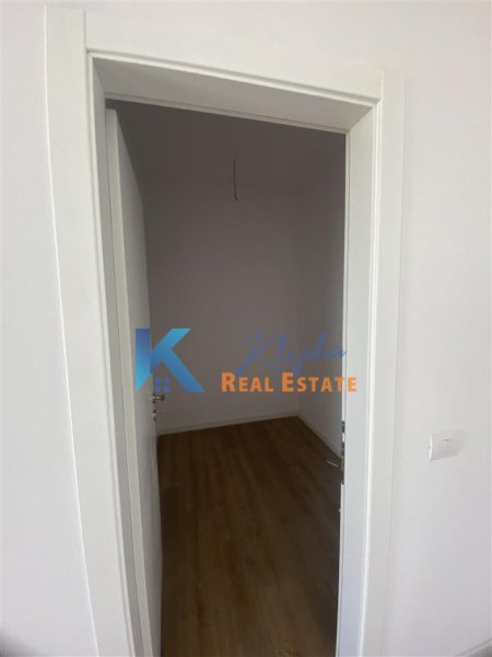 Tirane, jepet me qera apartament 2+1 Kati 9, 140 m² 1.000 € (Ish Fusha e Aviacionit, te Clover Residence)