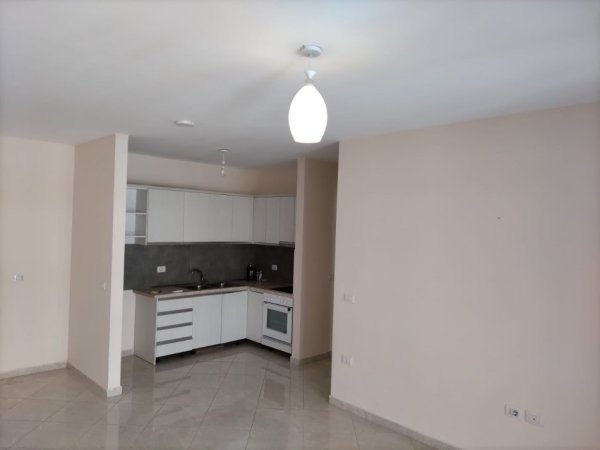 Tirane, jepet me qera apartament 2+1+Ballkon Kati 3, 90 m² 550 € (Don Bosko, Kompleksi Fiori di Bosco)