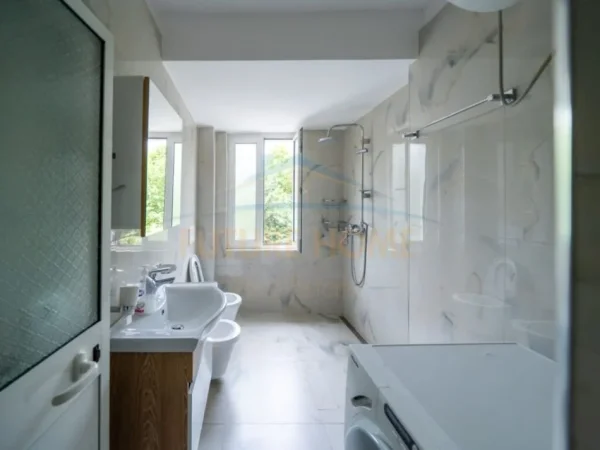 Tirane, jepet me qera apartament 2+1+Ballkon Kati 3, 60 m² 600 € (Bajram Curri)