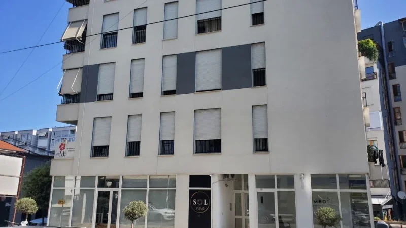 Tirane, jepet me qera ambjent biznesi Kati 1, 800 € (Dhimiter Shuteriqi)