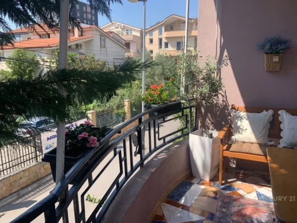 Tirane, shes Vile 2 Katshe Kati 2, 202 m² 370.000 € (Rruga 5 Maj)