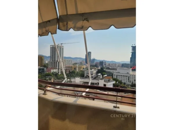 Tirane, jepet me qera apartament 3+1+Aneks+Ballkon Kati 8, 134 m² 1.800 € (9 Katëshet)