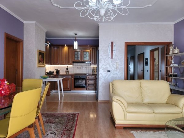 Tirane, jepet me qera apartament 3+1+Aneks+Ballkon Kati 8, 134 m² 1.800 € (9 Katëshet)