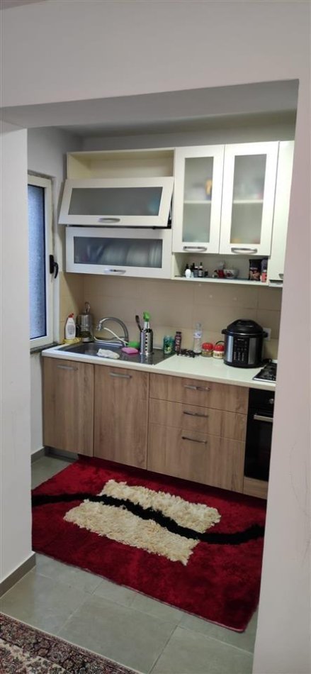 Tirane, jepet me qera apartament 2+1+Ballkon Kati 5, 80 m² 550 € (Rruga Fortuzi .prane shkolles jeronim de rada)
