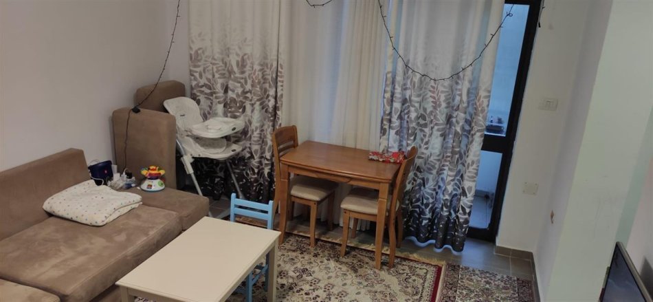Tirane, jepet me qera apartament 2+1+Ballkon Kati 5, 80 m² 550 € (Rruga Fortuzi .prane shkolles jeronim de rada)