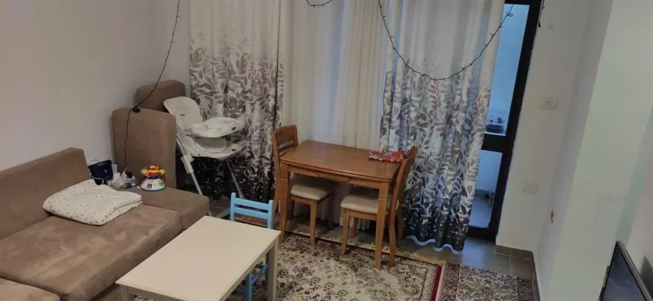 Tirane, jepet me qera apartament 2+1+Ballkon Kati 5, 80 m² 550 € (Rruga Fortuzi .prane shkolles jeronim de rada)