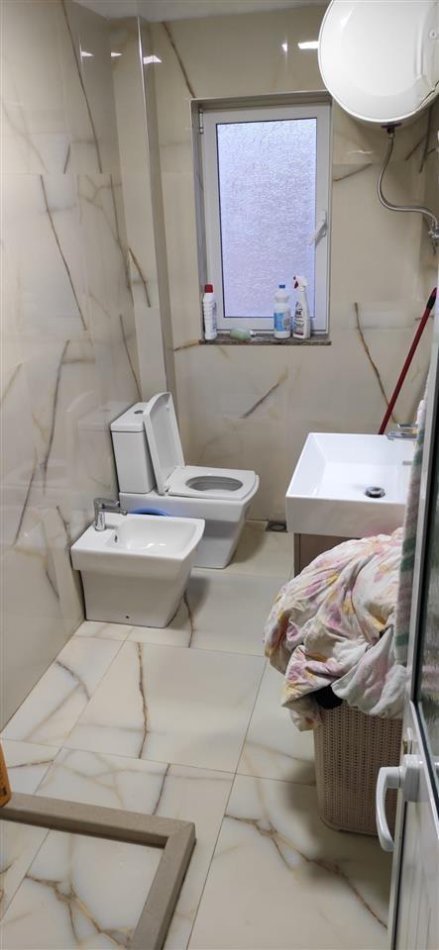 Tirane, jepet me qera apartament 2+1+Ballkon Kati 5, 80 m² 550 € (Rruga Fortuzi .prane shkolles jeronim de rada)