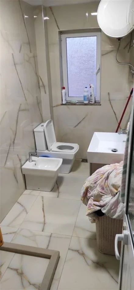 Tirane, jepet me qera apartament 2+1+Ballkon Kati 5, 80 m² 550 € (Rruga Fortuzi .prane shkolles jeronim de rada)