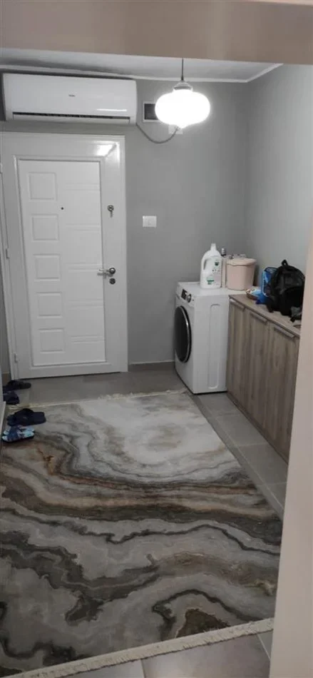 Tirane, jepet me qera apartament 2+1+Ballkon Kati 5, 80 m² 550 € (Rruga Fortuzi .prane shkolles jeronim de rada)