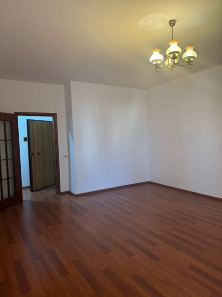 Tirane, jepet me qera apartament 2+1+Ballkon Kati 6, 120 m² 500 € (Bulevardi Zogu i 1 , prane kafe New York)