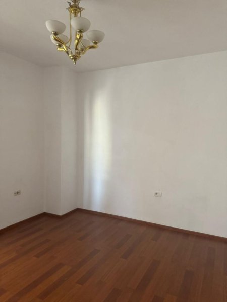 Tirane, jepet me qera apartament 2+1+Ballkon Kati 6, 120 m² 500 € (Bulevardi Zogu i 1 , prane kafe New York)