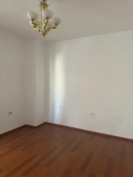 Tirane, jepet me qera apartament 2+1+Ballkon Kati 6, 120 m² 500 € (Bulevardi Zogu i 1 , prane kafe New York)