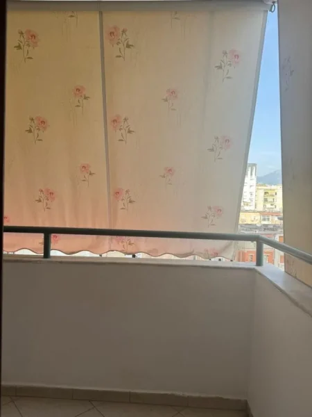 Tirane, jepet me qera apartament 2+1+Ballkon Kati 6, 120 m² 500 € (Bulevardi Zogu i 1 , prane kafe New York)
