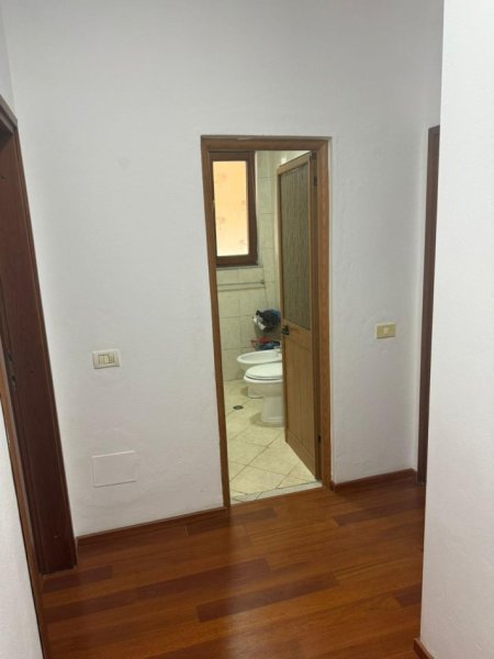 Tirane, jepet me qera apartament 2+1+Ballkon Kati 6, 120 m² 500 € (Bulevardi Zogu i 1 , prane kafe New York)