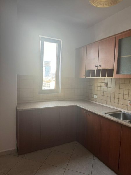Tirane, jepet me qera apartament 2+1+Ballkon Kati 6, 120 m² 500 € (Bulevardi Zogu i 1 , prane kafe New York)