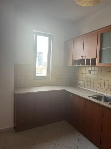 Tirane, jepet me qera apartament 2+1+Ballkon Kati 6, 120 m² 500 € (Bulevardi Zogu i 1 , prane kafe New York)