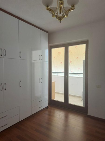 Tirane, jepet me qera apartament 2+1+Ballkon Kati 6, 120 m² 500 € (Bulevardi Zogu i 1 , prane kafe New York)