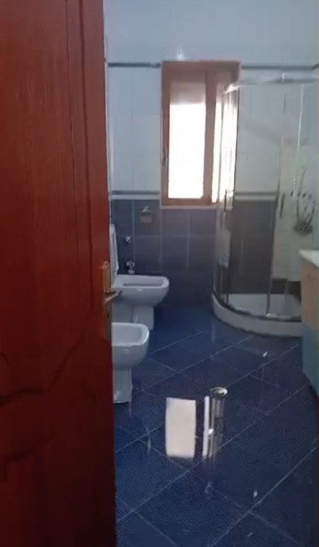 Tirane, jepet me qera apartament 3+1+Ballkon Kati 2, 100 m² 460 € (Rruga 5 Maj , prane shkolles tirana jone)