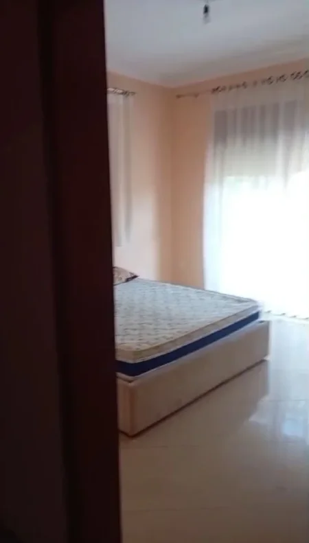 Tirane, jepet me qera apartament 3+1+Ballkon Kati 2, 100 m² 460 € (Rruga 5 Maj , prane shkolles tirana jone)