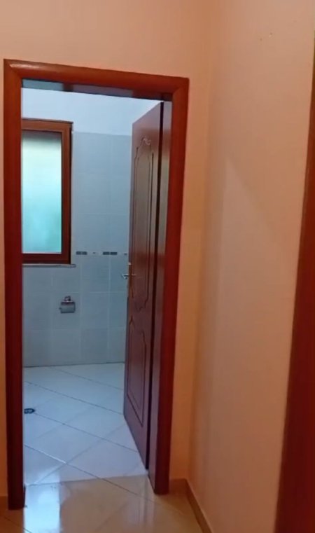 Tirane, jepet me qera apartament 3+1+Ballkon Kati 2, 100 m² 460 € (Rruga 5 Maj , prane shkolles tirana jone)