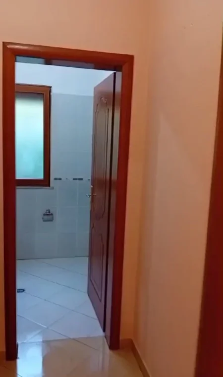 Tirane, jepet me qera apartament 3+1+Ballkon Kati 2, 100 m² 460 € (Rruga 5 Maj , prane shkolles tirana jone)