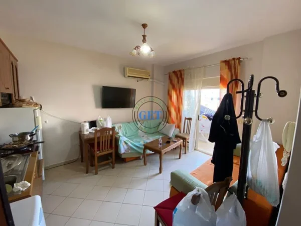 Durres, jepet me qera apartament 1+1+Ballkon Kati 4, 55 m² 230 € (Shkembi Kavajes)